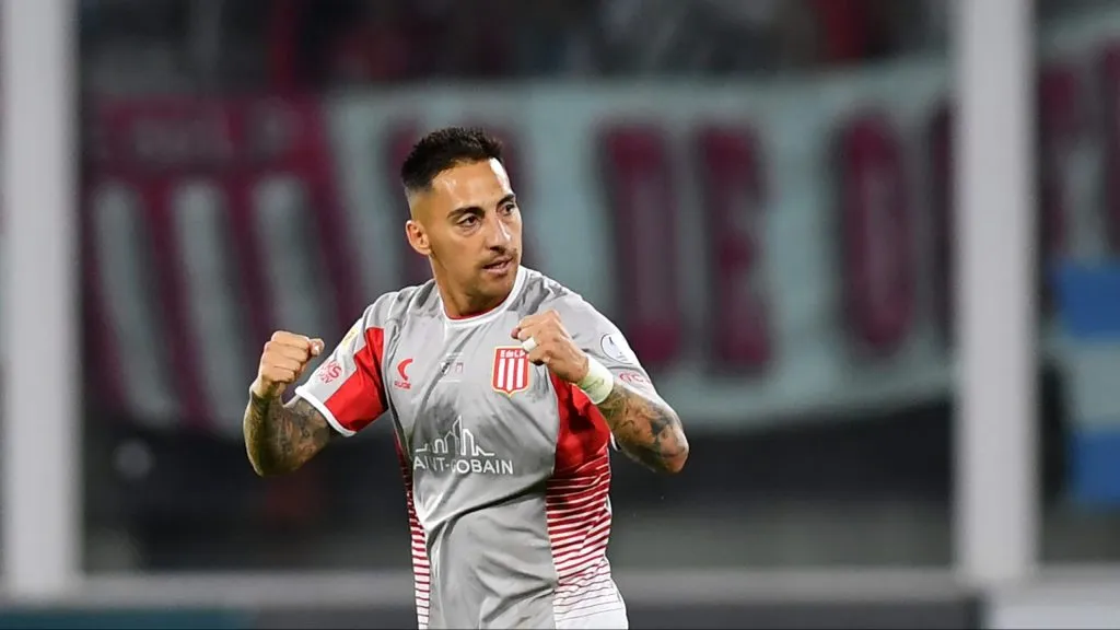 Javier Correa festeja uno de sus goles con la camiseta de Estudiantes [Foto: Getty Images]