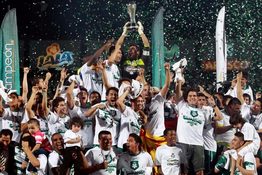 Oswaldo Sánchez levanta el título de campeón del Clausura 2012. (Imago)