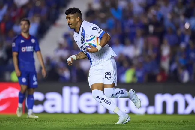 Rodrigo Aguirre puede irse a otro equipo en busca de más minutos (Imago)