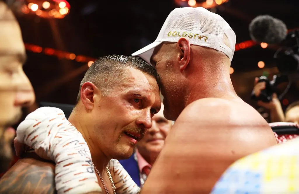 Oleksandr Usyk y Tyson Fury se saludan tras la pelea llevada a cabo en  Riad, Arabia Saudita. (Getty Images)