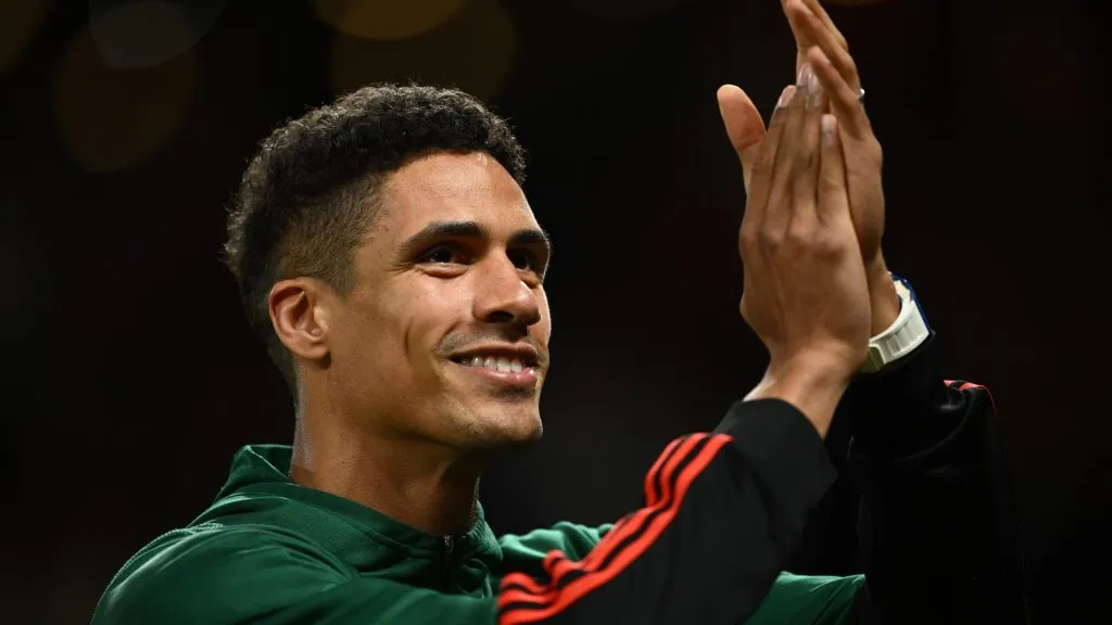 Raphael Varane ya se despidió de la afición roja en Old Trafford [Foto: Getty Images]