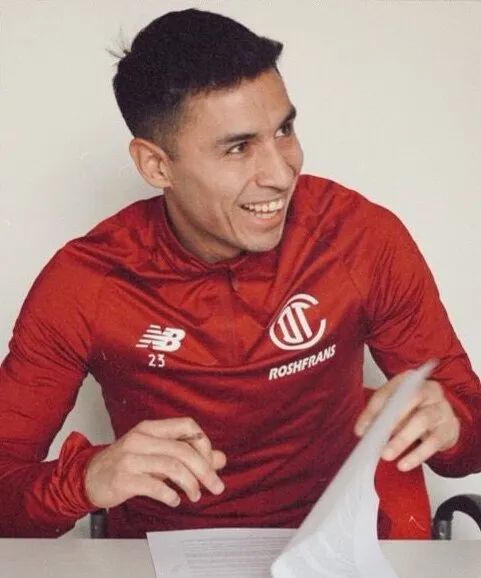 El momento de la firma de Claudio Baeza [Foto: Toluca FC]