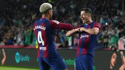 Lewandowski y Araujo celebran el gol de Barcelona.
