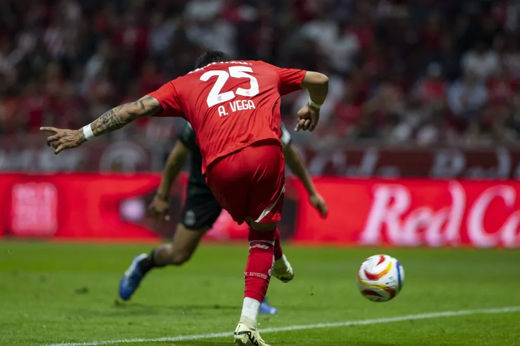 Alexis Vega anotó un gol que posteriormente el VAR invalidó. (Imago)