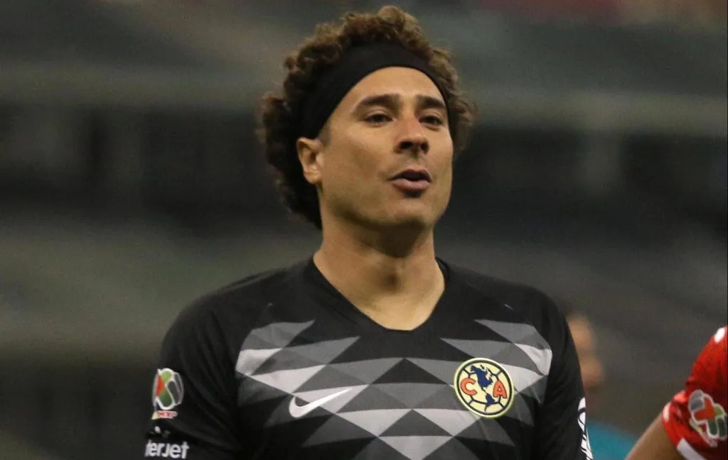 Guillermo Ochoa durante su último paso por la Liga MX, en América (IMAGO)