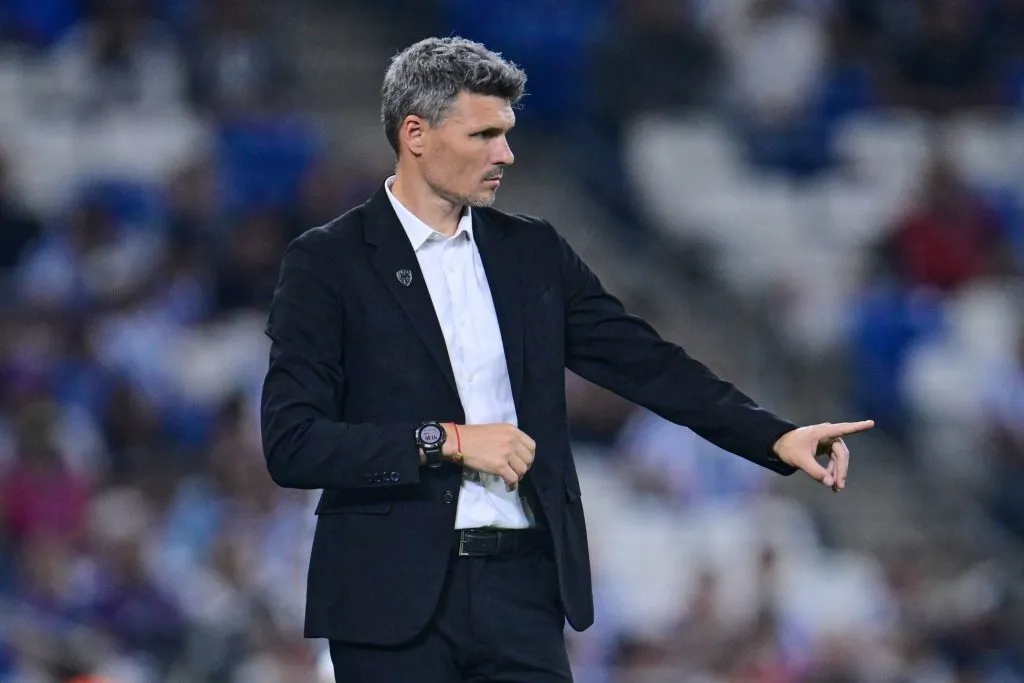 Fernando Ortiz tiene dudas en la alineación de Rayados (Imago7)