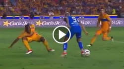 ¡Lo sentó! La jugada con la que Germán Berterame humilló a Samir Caetano en Tigres vs. Rayados