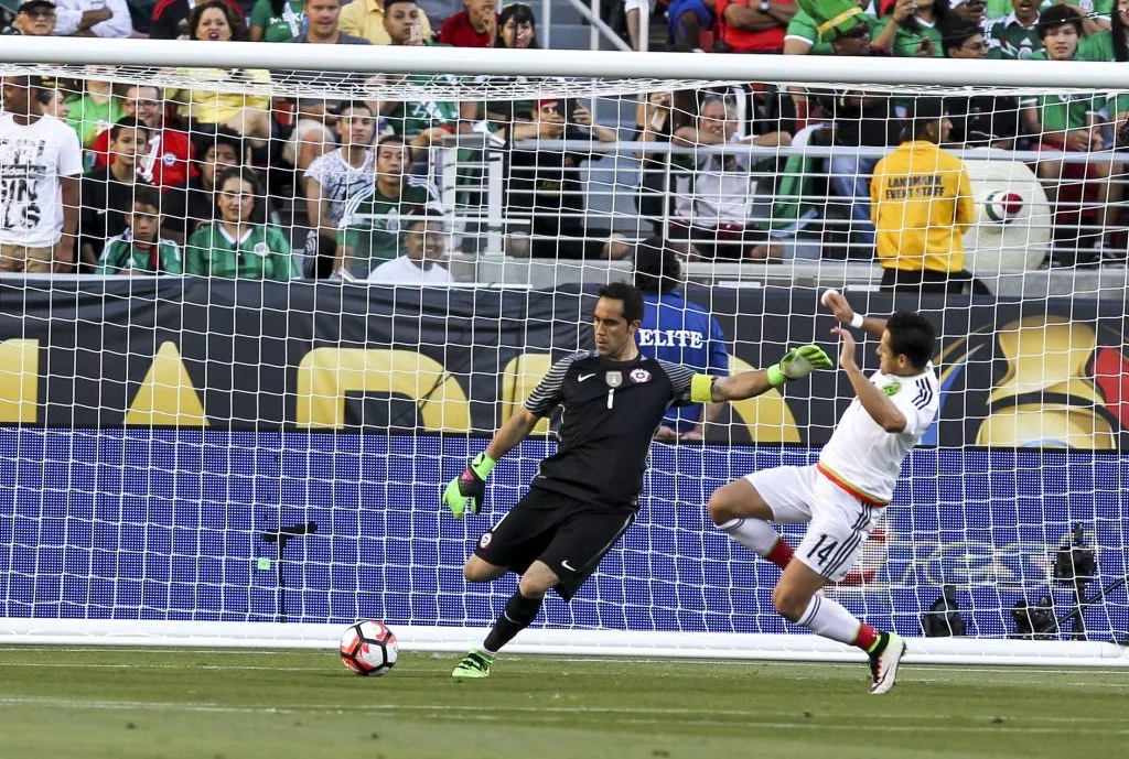 Chicharito Hernández y Claudio Bravo en aquel partido (Imago)