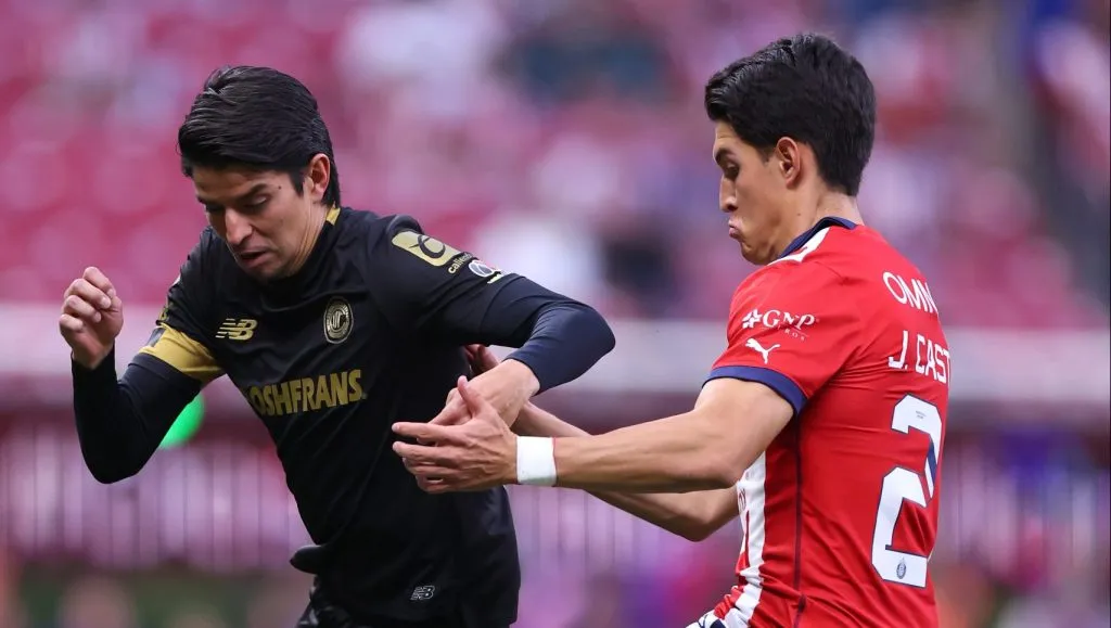 Carlos Orrantia no la pasó bien ante Chivas [Foto: Getty]