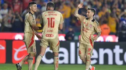 Gignac celebra con sus compañeros un gol de Tigres.
