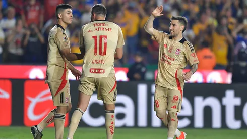 Gignac celebra con sus compañeros un gol de Tigres.