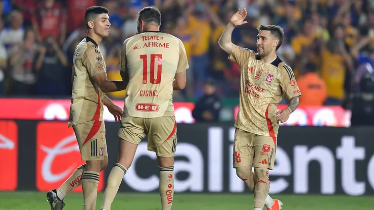 Gignac celebra con sus compañeros un gol de Tigres.