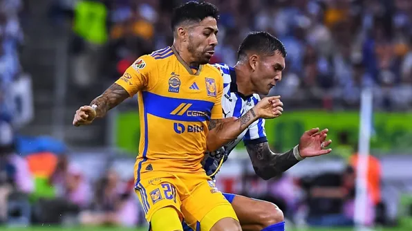 Javier Aquino vio la tarjeta roja en el juego ante Rayados del Clausura 2024 (IMAGO)