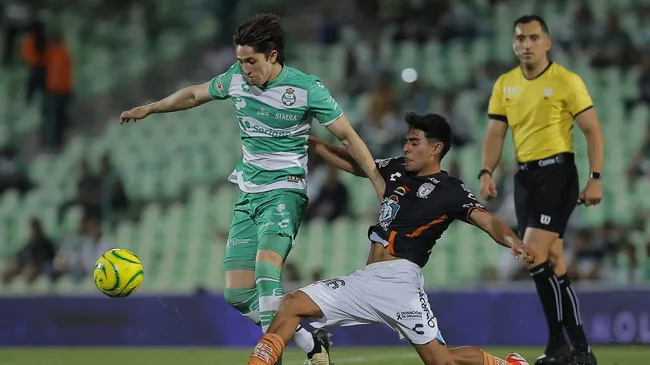 Alan Cervantes, uno de los que más jugó este torneo en Santos Laguna [Foto: Getty]