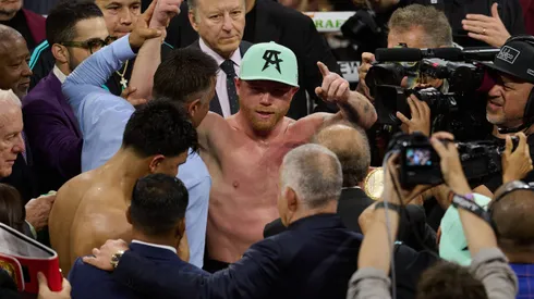 El púgil de 33 años retuvo sus cuatro cinturones de los supermedianos.