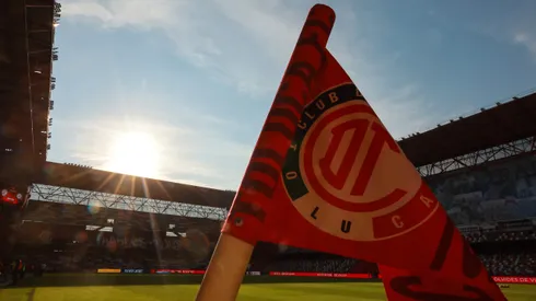 El público escarlata pide la salida de cuatro jugadores.