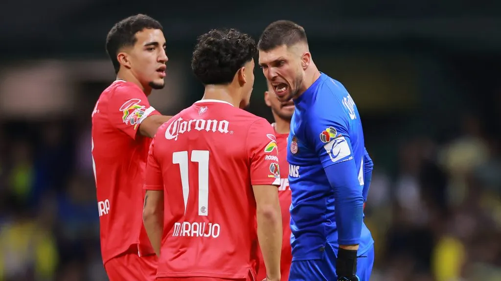 Tiago Volpi y una calurosa pelea con Maxi Araujo en pleno juego [Foto: Getty]