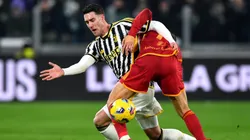 Vlahovic es marcado por un defensor de Roma.