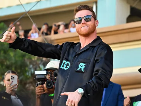 Canelo y su acompañante para la llegada al ring en la pelea ante Munguía