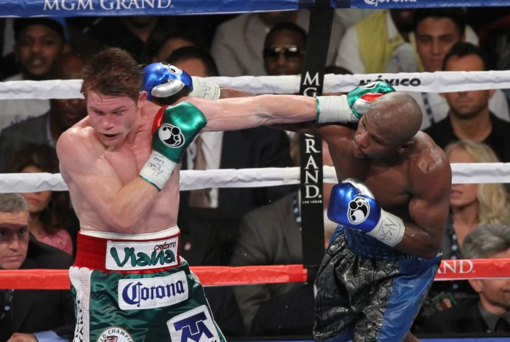 La primera derrota de Canelo fue ante Floyd Mayweather en 2013 (Imago)