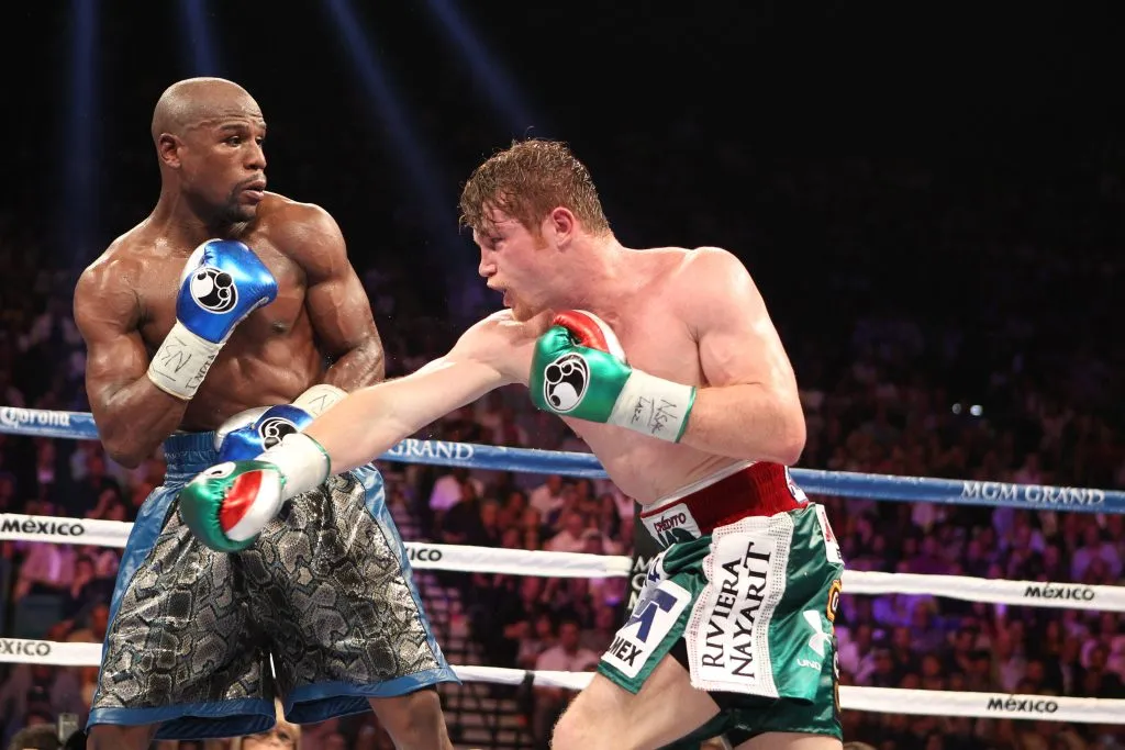 El mismo año en el que Canelo peleó con Floyd Mayweather, Munguía ganó su primer combate (Imago)