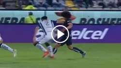 Video: el golpe de Sergio Barreto a César Huerta que todo Pumas reclamó como expulsión