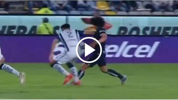 Video: el golpe de Sergio Barreto a César Huerta que todo Pumas reclamó como expulsión