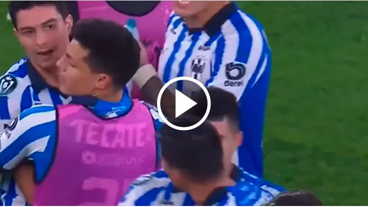 Maxi Meza y un fuerte cruce con Stefan Medina.