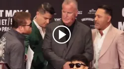 ¡Casi van a los golpes! Canelo Álvarez encaró a Oscar De La Hoya en plena rueda de prensa
