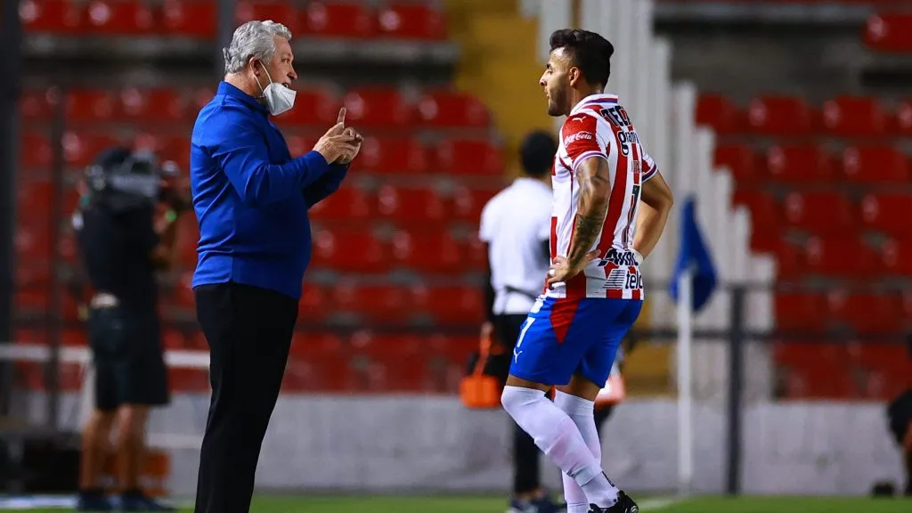 Víctor Vucetich dándole indicaciones a Alexis en su tiempo juntos [Foto: Getty]