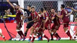 Los jugadores de Venezuela rodean a Romo tras el penal fallado por Pineda.