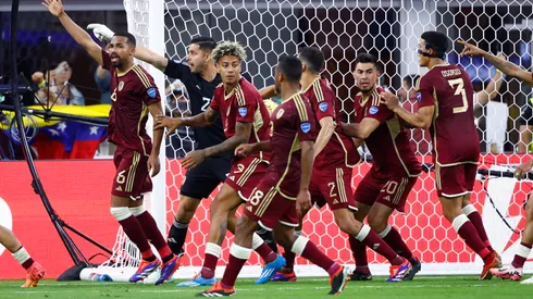 Los jugadores de Venezuela rodean a Romo tras el penal fallado por Pineda.