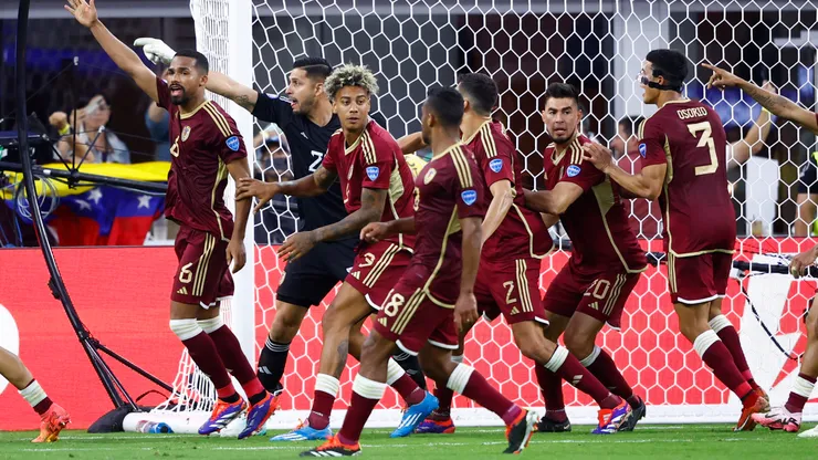 Los jugadores de Venezuela rodean a Romo tras el penal fallado por Pineda.