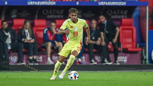 La joven promesa de España, Lamine Yamal, con el balón en el duelo ante Albania.
