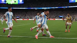 Los jugadores argentinos celebran el gol de Lautaro Martínez en el partido contra Chile.