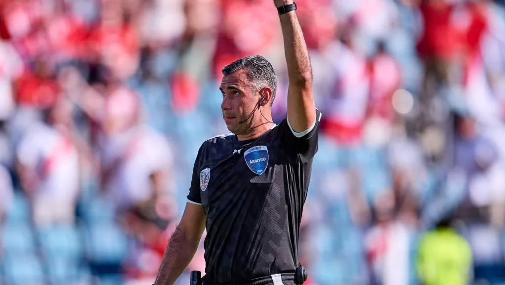 Mario Escobar estuvo al frente del partido entre Canadá y Perú del Grupo A (IMAGO)
