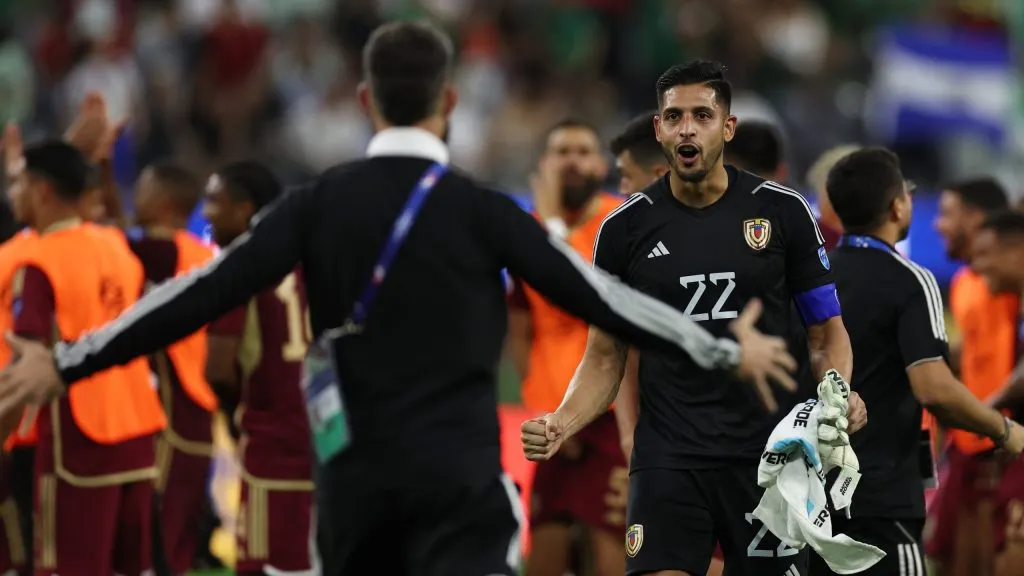El festejo de Rafael Romo con su DT argentino, Fernando Batista [Foto: Getty Images]