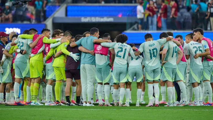 Los jugadores de México reunidos tras la derrota con Venezuela.