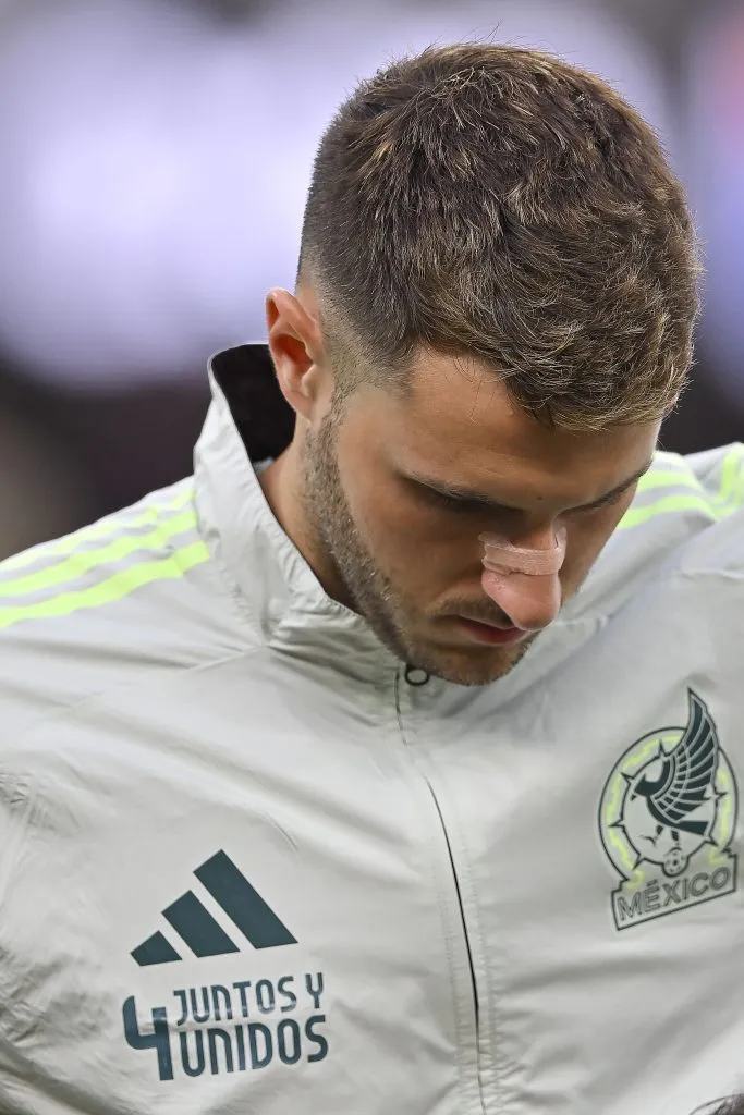 Santiago Giménez con la chamarra en homenaje a Edson Álvarez (Imago 7)