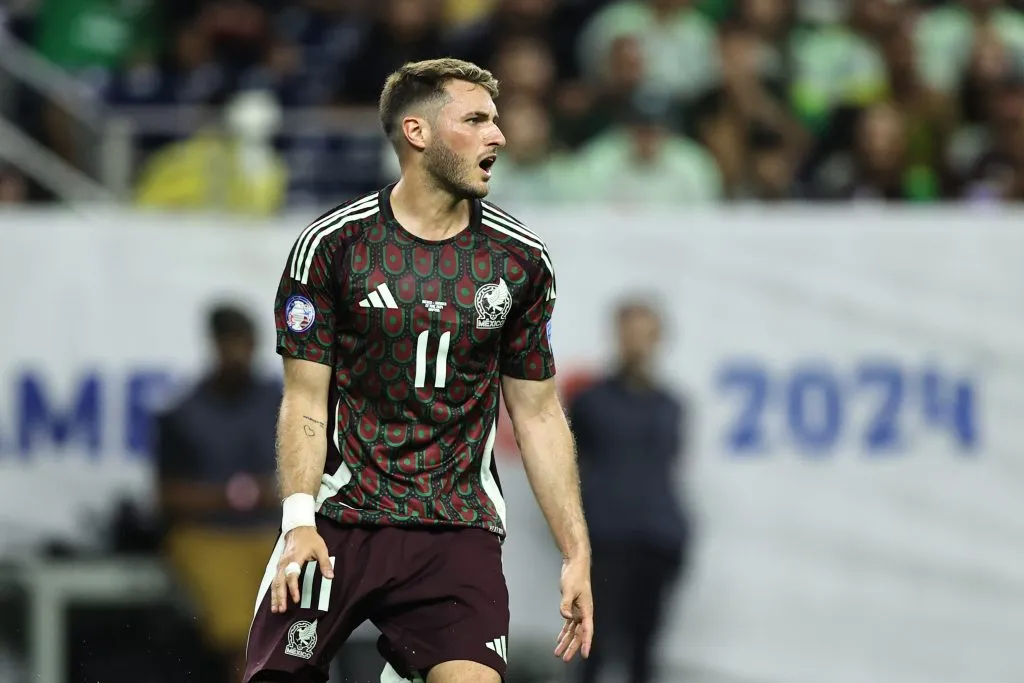 Fernando Batista reconoció que quiso convocar a Santiago Giménez a las juveniles de Argentina. (Getty Images)