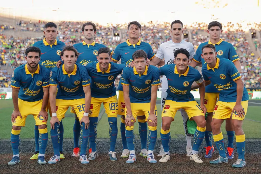 El joven equipo con el que salió al campo el América [Foto: C.A.]