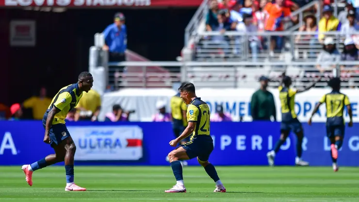 Los jugadores de la Selección Ecuatoriana festejan el tanto de Jeremy Sarmiento ante Venezuela.