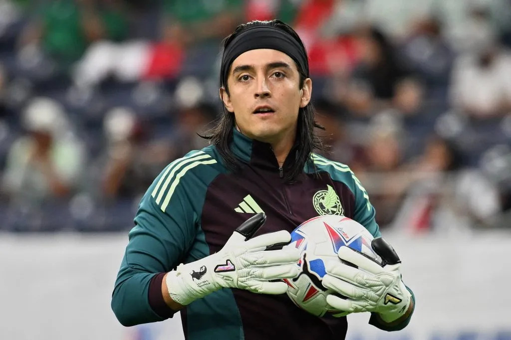 Carlos Acevedo le regaló dos boletos a la fanática que le obsequió un ramo de flores. (Imago)