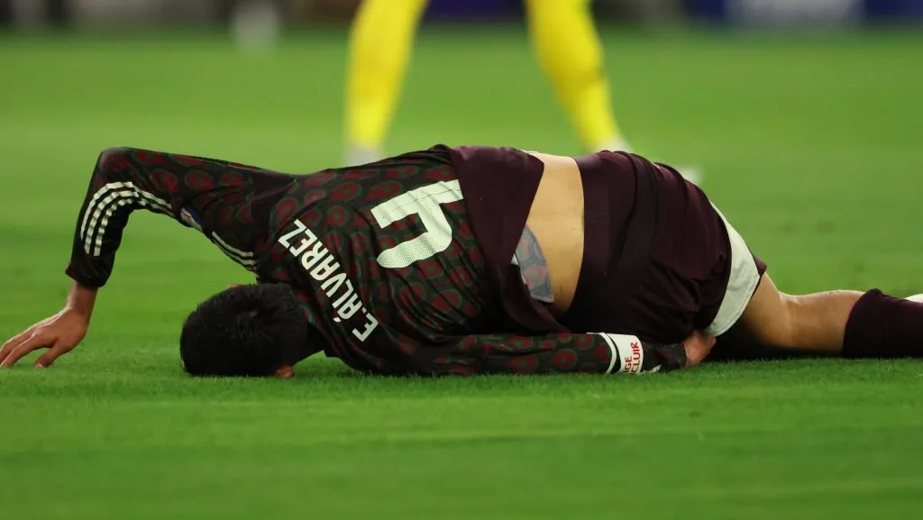 Edson Álvarez tuvo que ser reemplazado y preocupa a todo México (IMAGO)