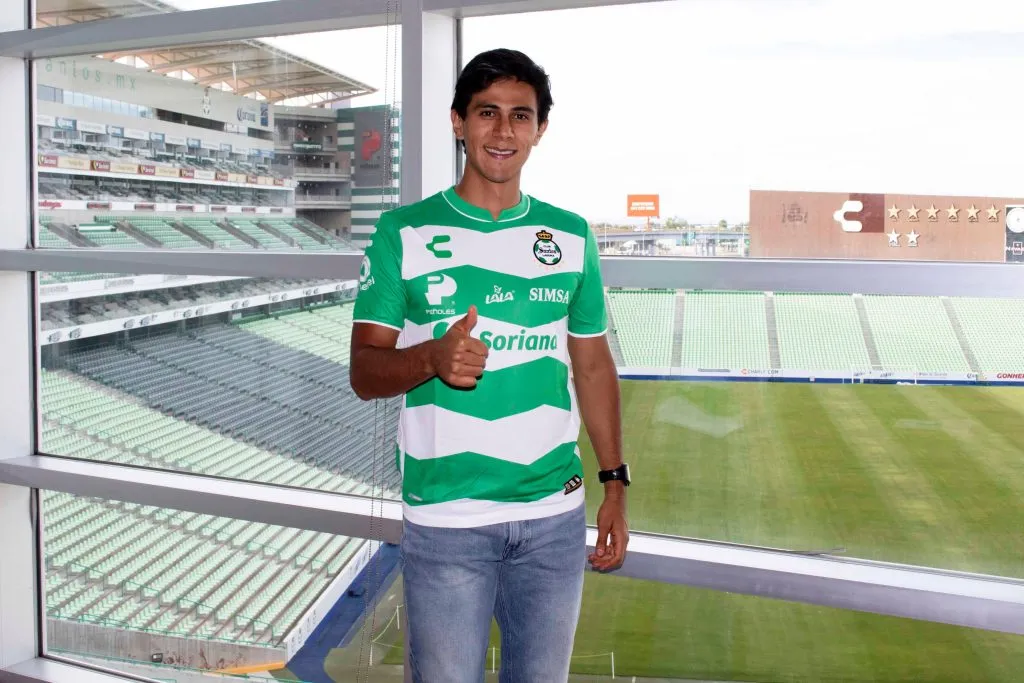 José Juan Macías ya posó con la playera de Santos Laguna. (Santos Laguna oficial)