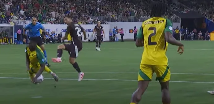 La jugada en la que la Selección Mexicana pidió penal. (Captura de pantalla)