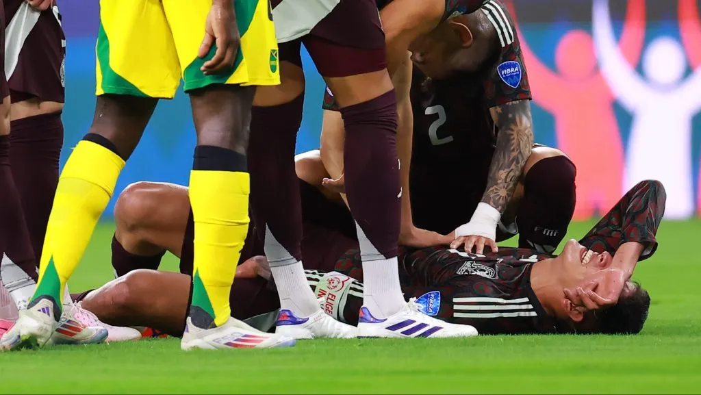 El momento de la lamentable lesión de Edson Álvarez [Foto: Getty]