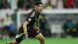 Gerardo Artega celebra la única anotación del encuentro.