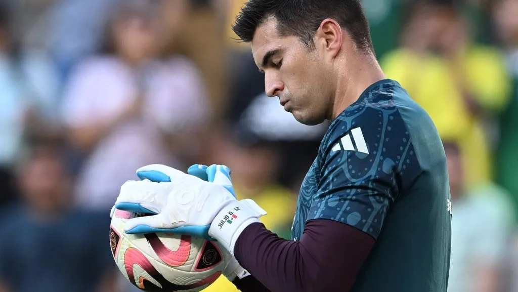 Julio González utiliza un guante especial con cuatro dedos (IMAGO)