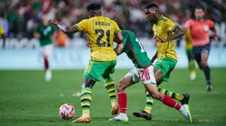 Orbelín Pineda regatea a la defensa en el último encuentro entre México y Jamaica.